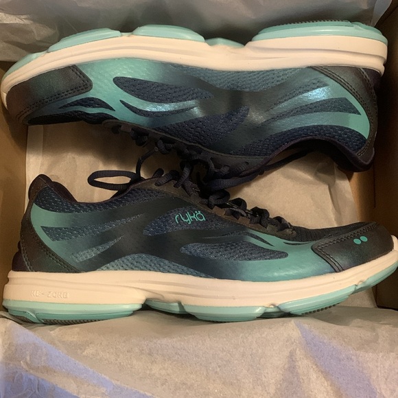 Super cute teal, navy & white 9.5 W Ryka walking shoes in excellent condition - Picture 11 of 11